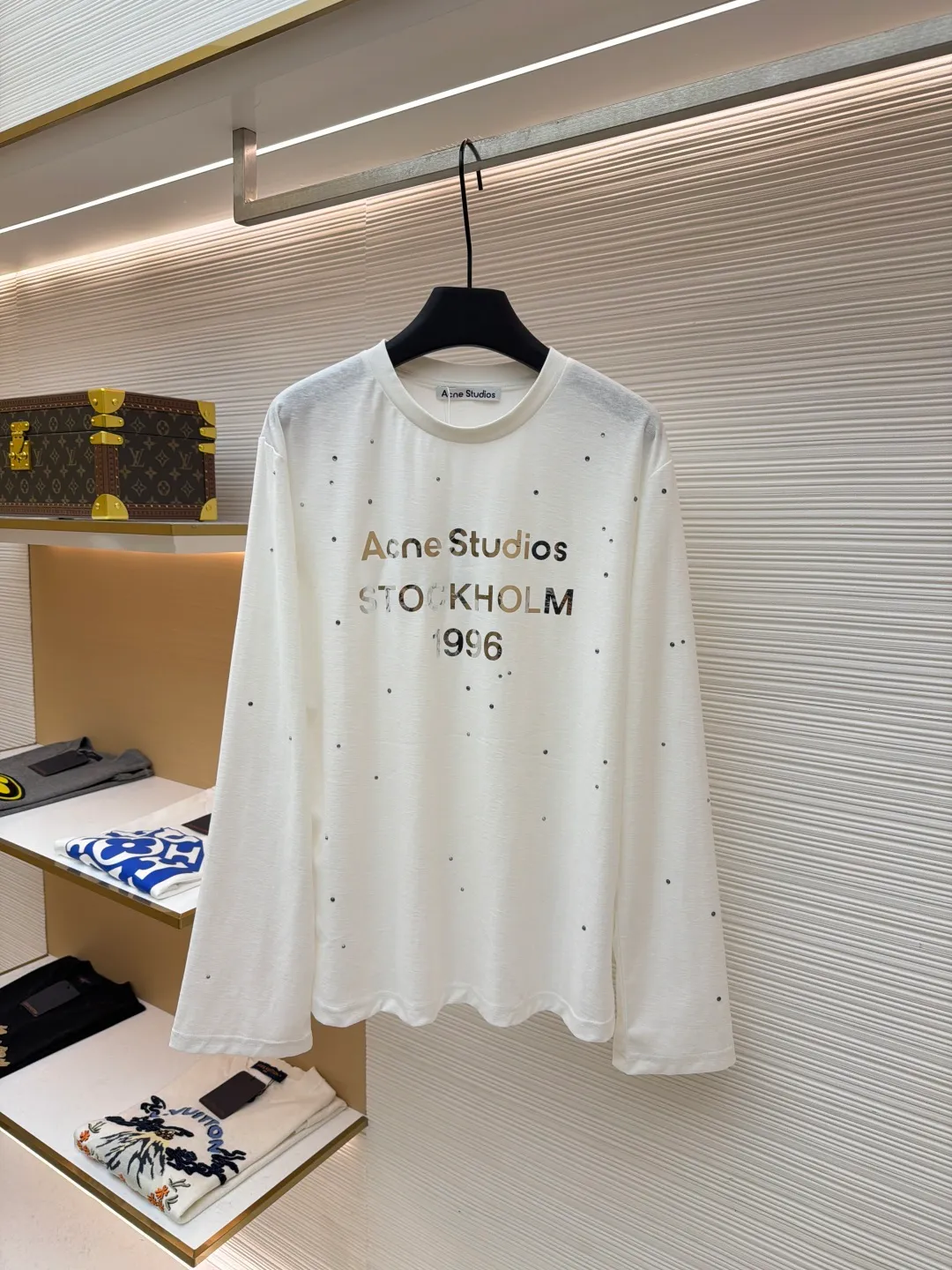Acne Studios laser hot rhinestone long sleeves ●Original version: Purchased and developed by 3829 ●Item number: 1682157-A15 ●Fabric: linen fabric ●Technology: Printed heat transfer ●Color: white ●Type: loose version ●Weight: about 215 grams ●Size: S-M-L ●Description: The original version was purchased from Hangzhou National Specialty School for 4700. The fabric is made of 85% cotton + 15% linen. Printed heat transfer technology + imported laser material. It is paired with positioning hot-drilling technology. Customized accessories. Same style for men and women. Full of street feel. The workmanship details are very good. The overall wiring is straight and delicate, the fabric is comfortable and soft, and the color is consistent without color difference. It can be matched with the same style to create a fashionable look and control various occasions. Customized accessories, complete with three standards, same style for men and women!